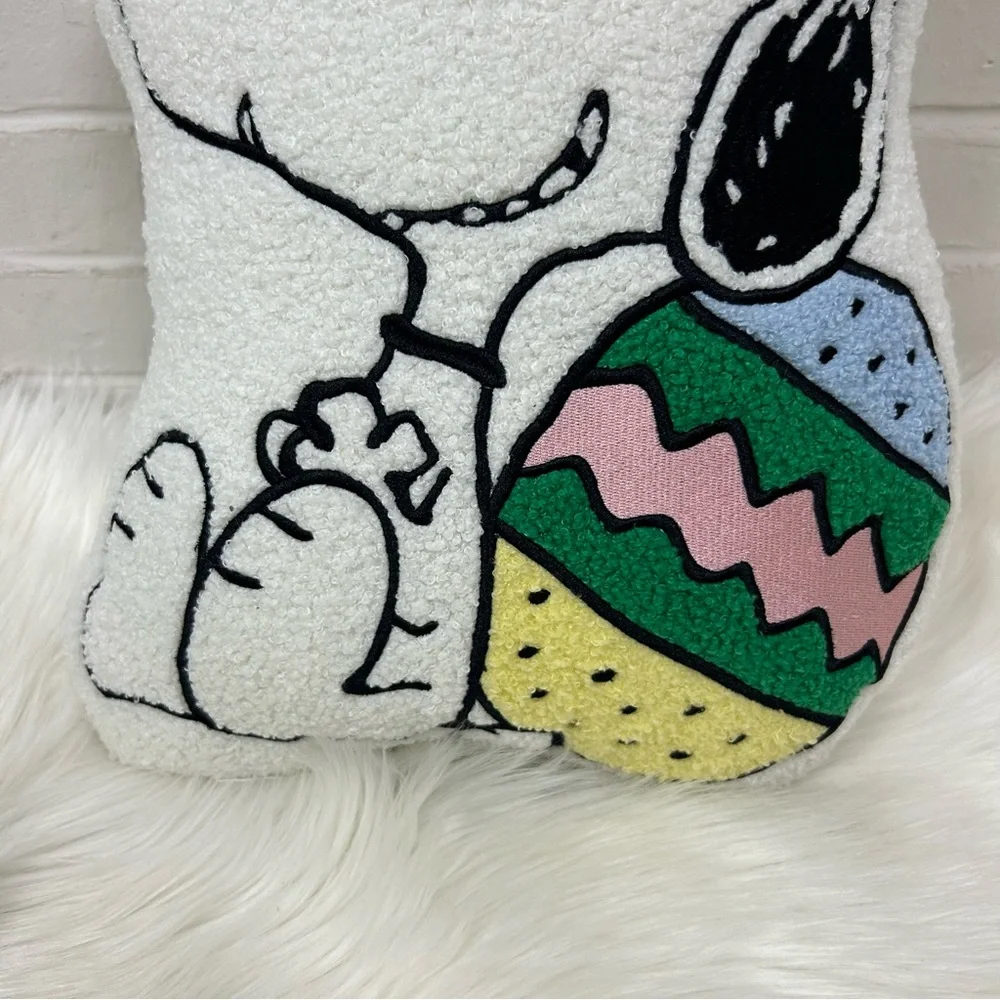 Peanuts Snoopy Easter Egg Sherpa Boucle Throw Pillow